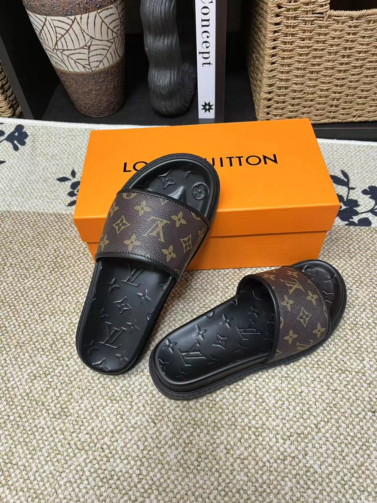 P270🏆Louis Vuitton 🏆[Louis Vuitton] Spring/Summer 2025 [Men's Flip Flops] 🎯🎯As an active family in the fashion industry ⭐ Lv is characterized by bold innovation ⚡Create this casual business style for Chinese fashionable men ✨The fabric is made of imported high-grade cowhide 🔥 Clean and neat ⚡Fashionable and elegant🌹Breathable, sweat-absorbent and deodorant👈So luxurious, high-end and domineering. 👍Must be sold if you repost the picture. Number of yards: 38--46. Color: 🎉 For large quantities. Welcome to repost.
